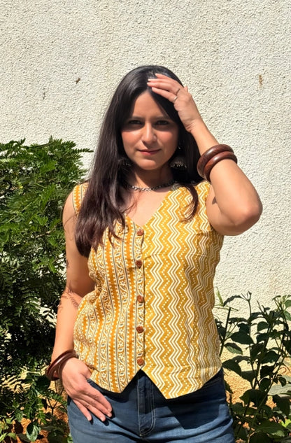 A close-up of Saaz hops with delicate green flowers and golden-brown seeds against a blurred background.